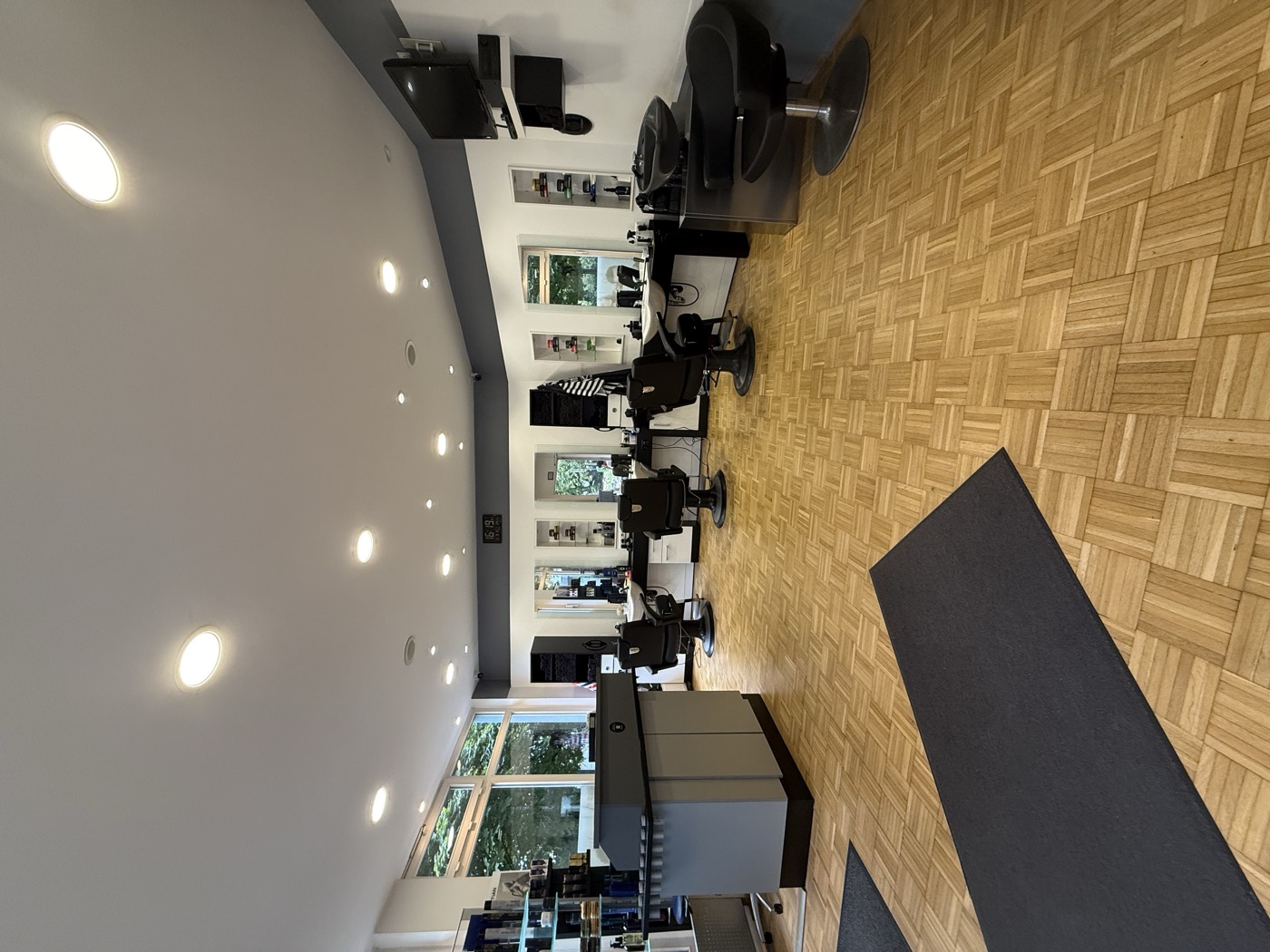 Der Salon von Space Cut in Bremen — Barber-Stühle, Spiegel und Parkett