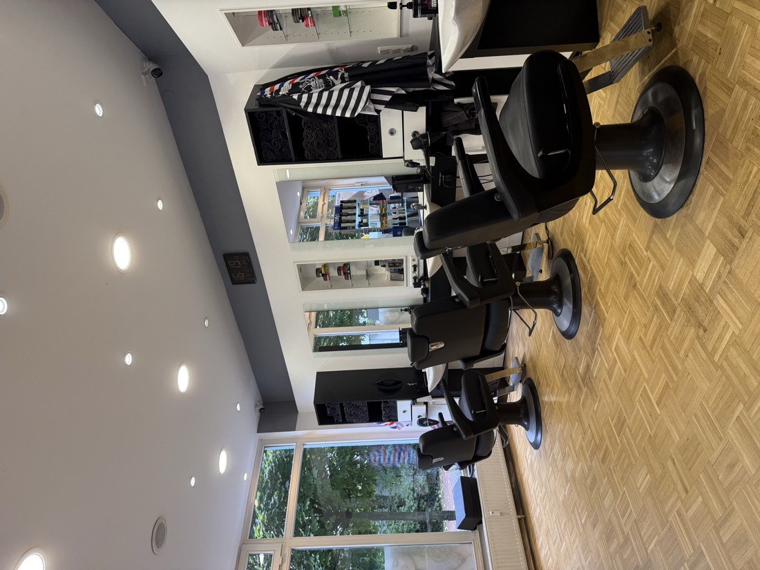 Barber-Stühle vor den Spiegeln bei Space Cut Bremen